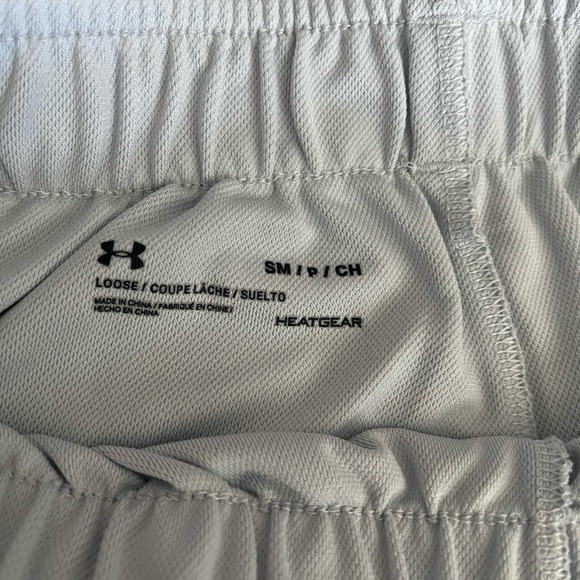 Light grey women’s small under armour shorts - Picture 2 of 4